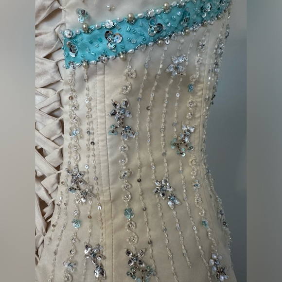 Cream Aline prom or wedding dress - Picture 8 of 16